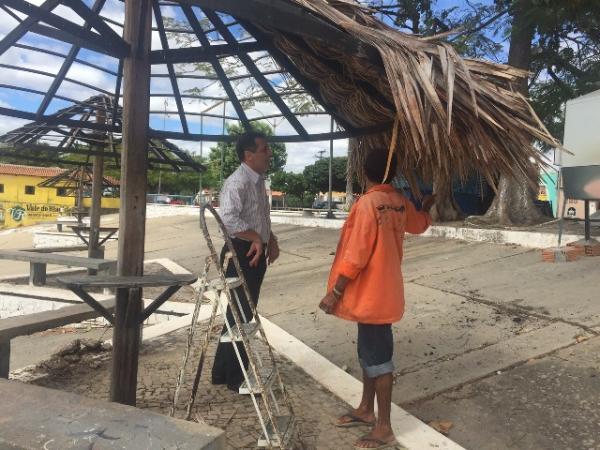 Prefeitura inicia reforma das palho&ccedil;as do Cais de Floriano.(Imagem:Waldemir Miranda)