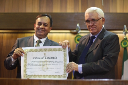 Advogado Valmir Falcão recebe titulo de cidadão piauiense
