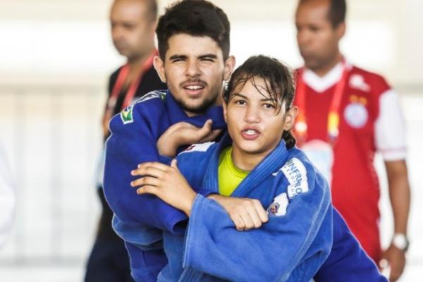 Sarah "ganha presente" com chave tranquila no Grand Slam da Turquia