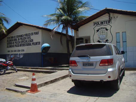 Mais de 400 veículos recuperados estão abandonados no pátio da Polinter