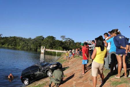 Veículo cai dentro do açude Caldeirão e professora morre afogada