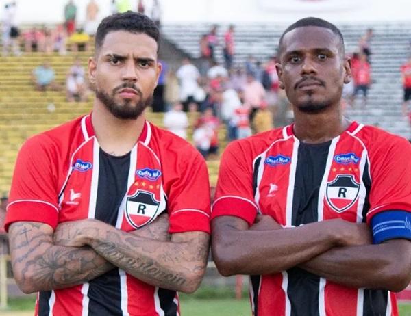 Lucas Mingoti e Leandro Amaro, zagueiros do River-PI campe&otilde;es em 2023 e mantidos em 2024 (Imagem:Divulga&ccedil;&atilde;o/River A.C.)