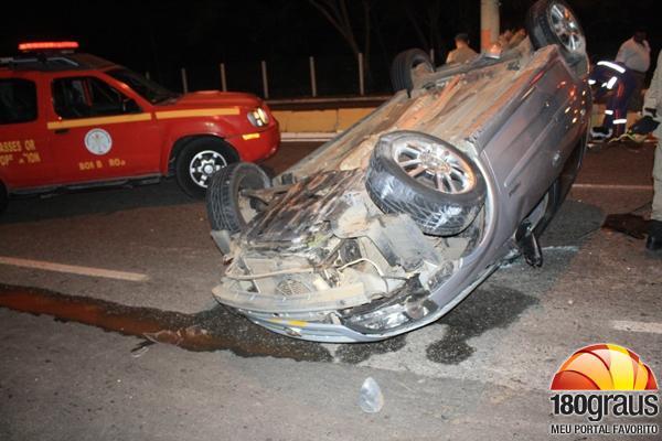 Estudante capota Corsa ap&oacute;s colidir com Uno na zona Leste de Teresina.(Imagem:180graus)