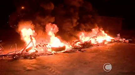 População ateia fogo em pneus em protesto contra a falta de energia