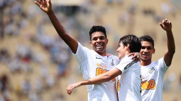 Giva, Cittadini e Leandrinho festejam gol do t&iacute;tulo.(Imagem:Marcos Ribolli / Globoesporte.com)
