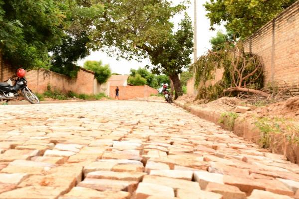 Obras de calçamento no bairro Meladão seguem avançando
