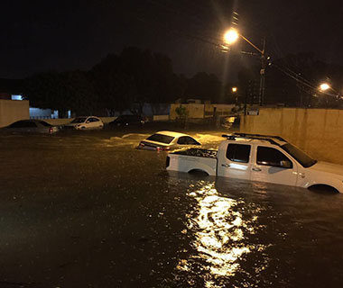 Carros ficam quase submersos na Zona Leste de Teresina após temporal