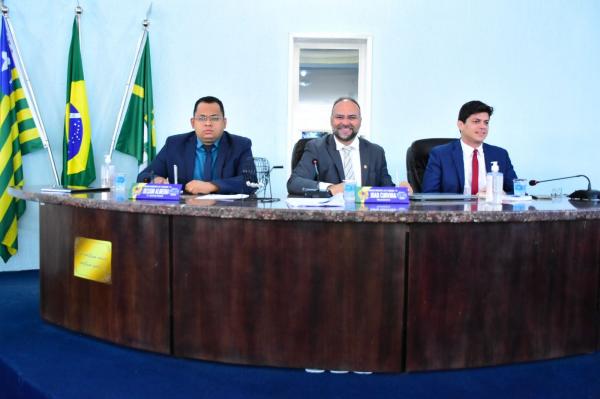Vereadores de Floriano zeram pauta de votação de projetos e entram em recesso parlamentar