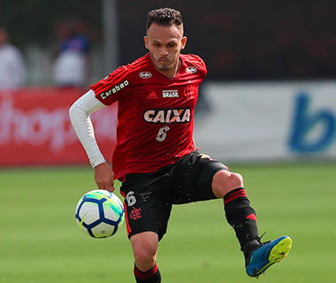 Flamengo encara a Chapecoense para amenizar a crise
