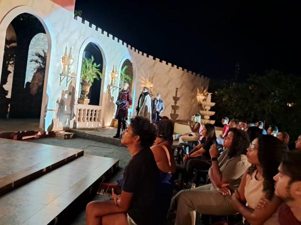 Grupo ESCALET transforma cidade cenográfica em palco da tragédia de "Macbeth" com público lotado