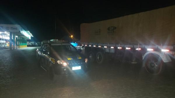 PRF apreende 20 toneladas de placas de gesso transportadas sem nota fiscal em Vila Nova do Piauí
