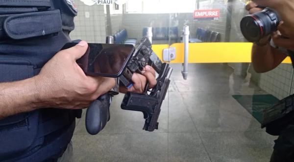 Uma arma de fogo pertencia ao sargento e as outras duas foram encontradas com os suspeitos.(Imagem:L&iacute;via Ferreira /g1 )