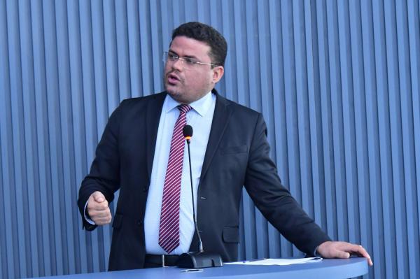 Vereador João Neto Gomes convoca secretários para discutir melhorias no mutirão de limpeza