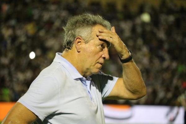 Após carinho, Abel ouve gritos de "time fraco" em estreia do Vasco na Copa do Brasil