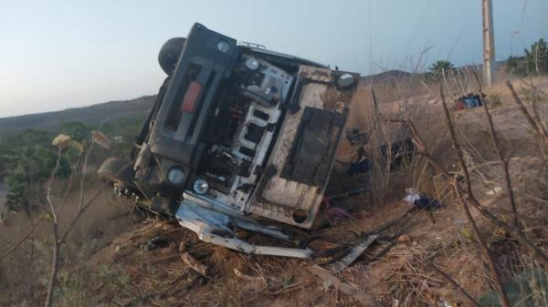 Passageiro saca de caminhão que tombou durante curva e morre na BR-407