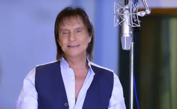 Roberto Carlos canta o sucesso sertanejo "Evidências" na trilha sonora da novela "Travessia"