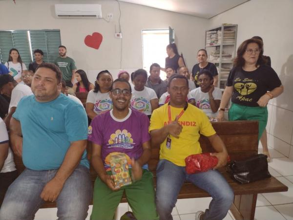 Rotary Club de Floriano M&eacute;dio Parna&iacute;ba promove a&ccedil;&atilde;o de solidariedade na APAE com entrega de brindes e daf&eacute; da manh&atilde;.(Imagem:FlorianoNews)