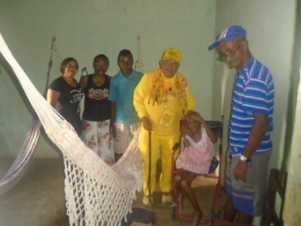 Repórter Amarelinho entrega cadeira hospitalar de banho a idosa