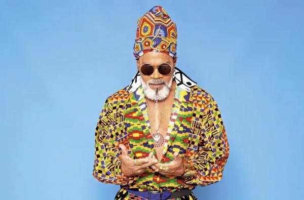 Carlinhos Brown faz o Carnaval com "Pop xirê", álbum em que saúda a alegria, os orixás e o timbau