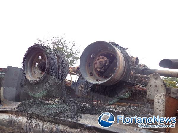 Acidente na PI-140 deixa v&iacute;tima carbonizada(Imagem:FlorianoNews)
