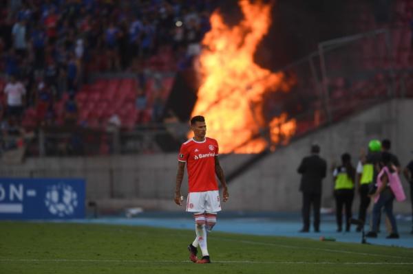 Fogo, conflito e tensão: Inter sente na pele a crise no Chile em estreia na Libertadores