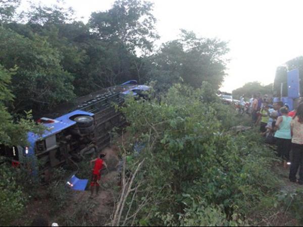 Colisão entre ônibus e carro deixa um morto e 14 feridos na BR-135 no Piauí