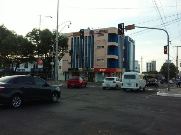 Sem&aacute;foros da Avenida Frei Serafim amanheceram com defeito nesta segunda (14). (Imagem:Foto: Fernando Brito/G1)