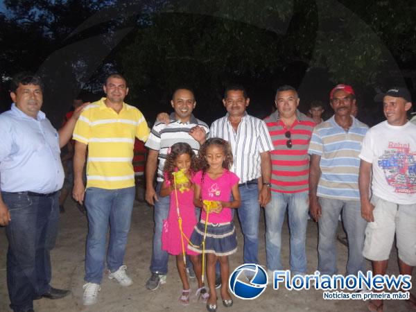 Levantada do mastro marca in&iacute;cio dos festejos de Nossa Senhora da Concei&ccedil;&atilde;o na localidade Manga.(Imagem:FlorianoNews)