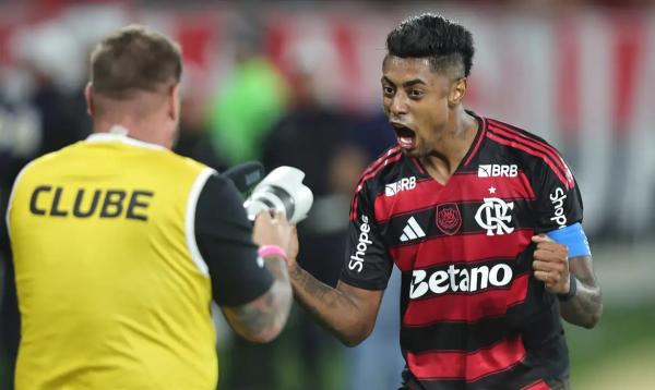 Fla vence, aproveita derrota do Palmeiras e volta a igualar rival