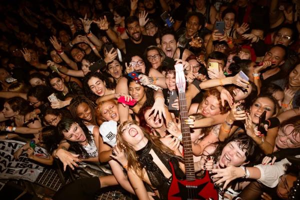 A baixista Victoria De Angelis, em show do grupo M&aring;neskin, no Qualistage.(Imagem:Divulga&ccedil;&atilde;o)