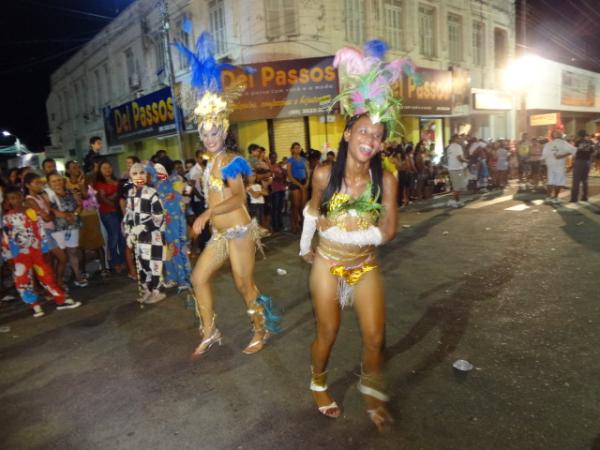 Desfiles de escolas de samba alegram a Av. Get&uacute;lio Vargas. (Imagem:FlorianoNews)