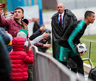 Fãs fazem festa e tietam Cristiano Ronaldo em treino de Portugal
