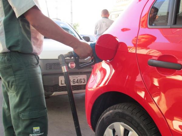 Procon autua postos de combustíveis cobrando preços diferenciados no PI