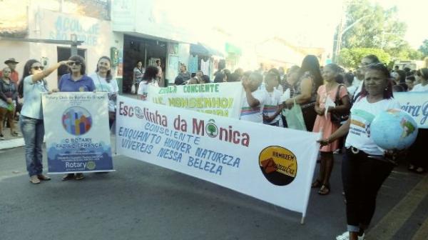 Alunos fazem caminhada pela preserva&ccedil;&atilde;o do meio ambiente em Bar&atilde;o de Graja&uacute;.(Imagem:FlorianoNews)