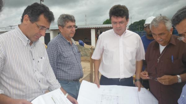Prefeito Gilberto J&uacute;nior se reuniu com representantes da Caixa Econ&ocirc;mica para discutir habita&ccedil;&atilde;o popular.(Imagem:FlorianoNews)