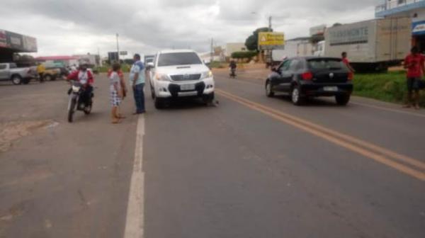 Colis&atilde;o entre carro e motocicleta deixa condutor com ferimentos leves em Floriano.(Imagem:FlorianoNews)
