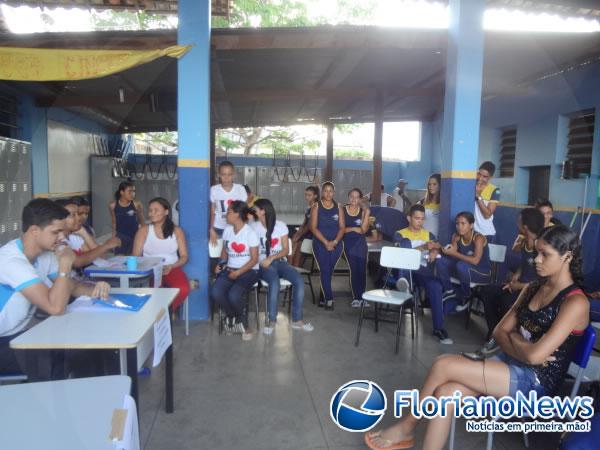 Reuni&atilde;o sobre elei&ccedil;&atilde;o do Gr&ecirc;mio Estudantil &eacute; realizada na escola Djalma Nunes.(Imagem:FlorianoNews)