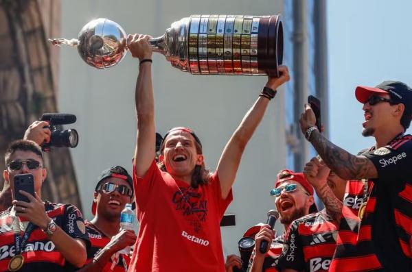 A um passo da conquista do Brasileiro com o Fla, Filipe Luís pode completar lista de grandes taças