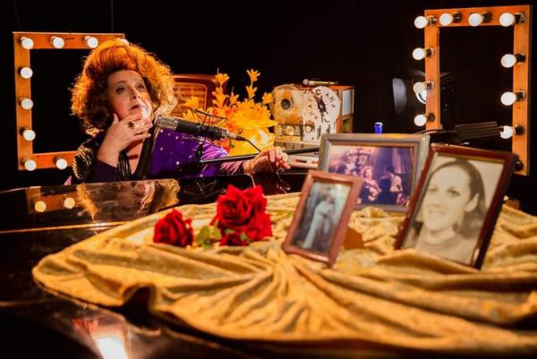 Cida Moreira segue a trilha do cinema na primeira de quatro lives baseadas em discos da cantora