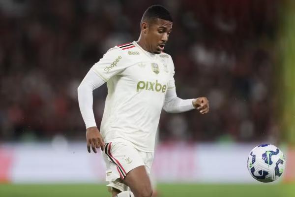 Gol anulado, dribles e encaixe rápido: Samuel Lino incendeia em jogo de estreia pelo Flamengo