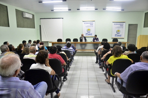 Governo e servidores debatem melhorias para o Emater