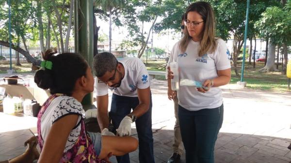 Equipe da Unidade m&oacute;vel de Sa&uacute;de atendendo &agrave; uma moradora de rua(Imagem:Equipe da Unidade M&oacute;vel de Sa&uacute;de)