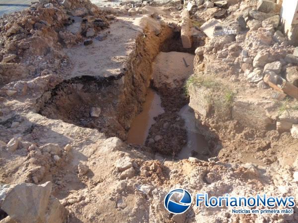 Vazamentos em canos suspendem abastecimento de &aacute;gua em Floriano.(Imagem:FlorianoNews)