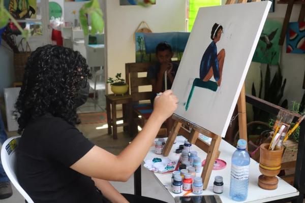 Projeto troca quadros de alunos por cestas básicas para ajudar projeto que fomenta produção artístic