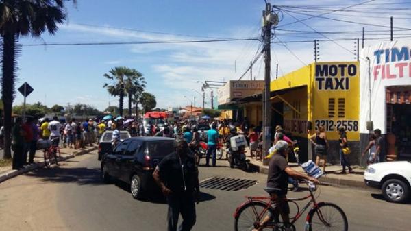 Policial morre e cliente leva tiro em tentativa de assalto a loja