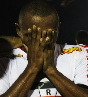 Fabinho marca dois, rola em campo e espanta fase: Aí está o nosso ataque