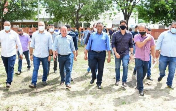 Joel e deputado Hélio Isaías visitam obras de reforma da praça Idelfonso Ramos