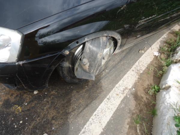 Ve&iacute;culo colide contra canteiro central da BR-230 em Floriano.(Imagem:FlorianoNews)
