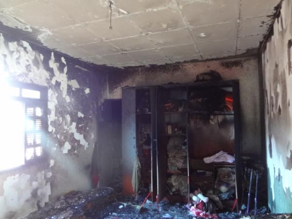 Inc&ecirc;ndio destr&oacute;i quarto de uma casa em Floriano.(Imagem:FlorianoNews)