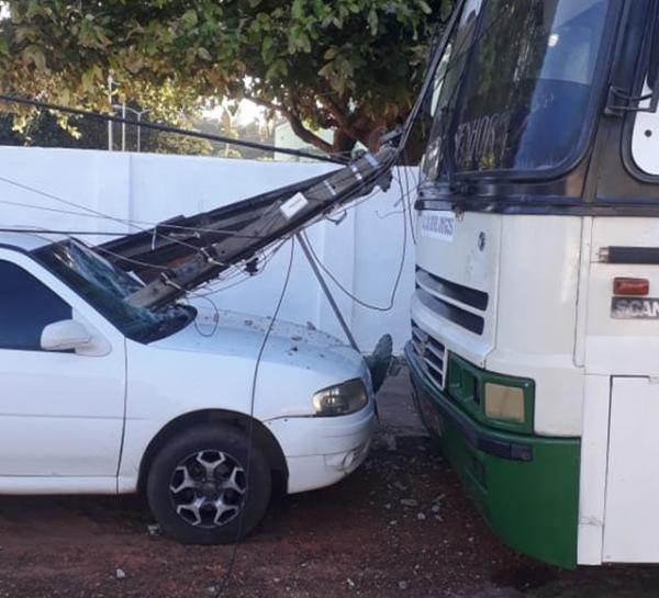 Poste cai sobre dois veículos após caminhão arrastar afiação no Piauí
